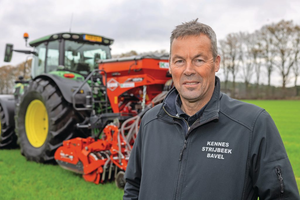 Loonwerker Eric Kennes vindt het zaaibeeld in grasland erg belangrijk. Daarvoor voegde hij 25 zaaipijpen toe. “Ik wil dat het grasland mooi dicht staat. Daarom zaai ik met in totaal 49 zaaipijpen.” Foto: Peter Roek