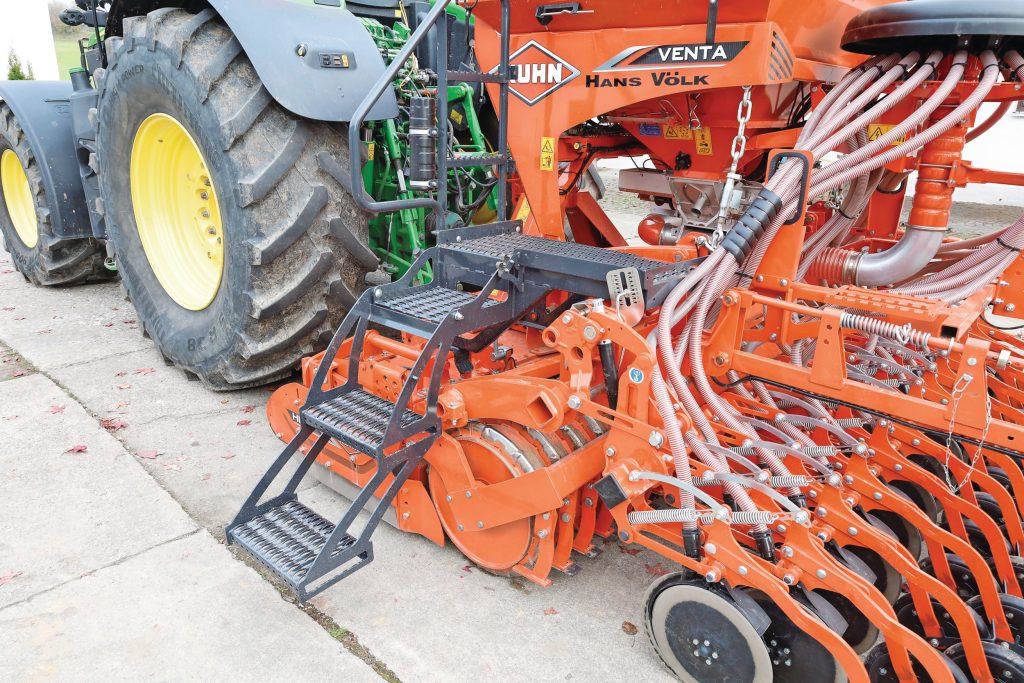 De opstap en het platform zijn voldoende groot voor het vullen en handig bij het inspecteren van de verdeelkop. De slangen naar de kouters zijn relatief kort en gaan mede daardoor niet snel doorhangen.
