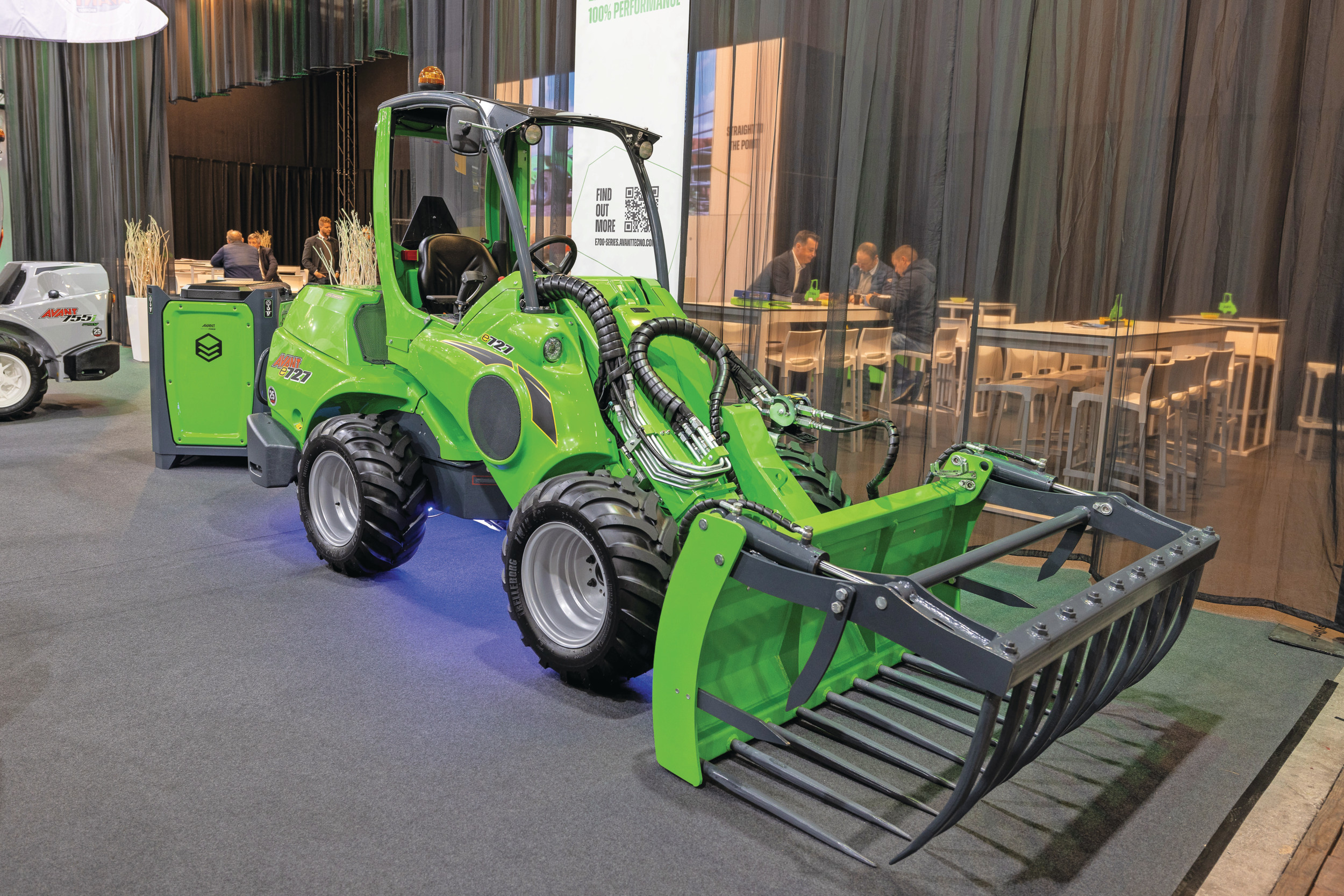 De elektrische minishovel E727 van de Finse fabrikant Avant is voorzien van een 27 kWh-accu. Hij heeft een hefcapaciteit van 1.400 kg en een prijskaartje van zo'n €70.000. Foto: Peter Roek