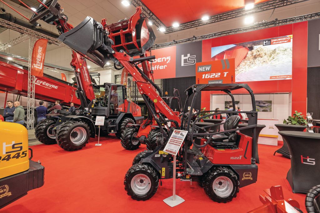 Minishovel 1622-T is uitgerust met een telescopische giek en heeft een hefhoogte van bijna 3 meter. Daarmee wil Schäffer de werkzaamheden van zijn minishovels nog veelzijdiger maken.