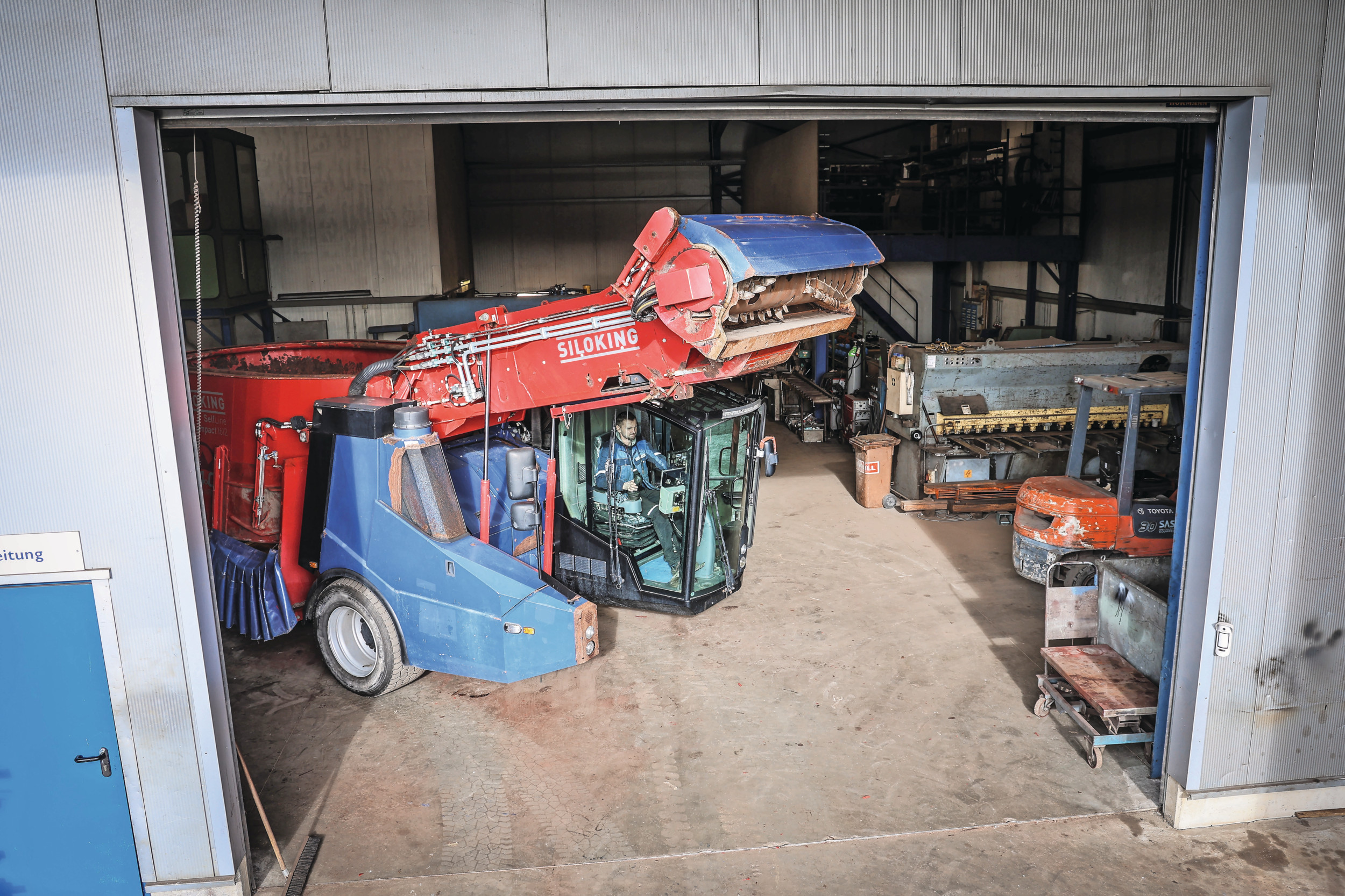 Melkveehouder Markus Sumpelmann is ervan overtuigd dat een zelfrijder altijd de beste keus is voor een veehouder. Want de machine is volgens hem sneller en preciezer en werkt schoner. Door specialisatie in onderhoud en rebuilden kan een mechanisatiebedrijf helpen de kosten van een zelfrijder laag te houden. Foto's: Matthijs Verhagen