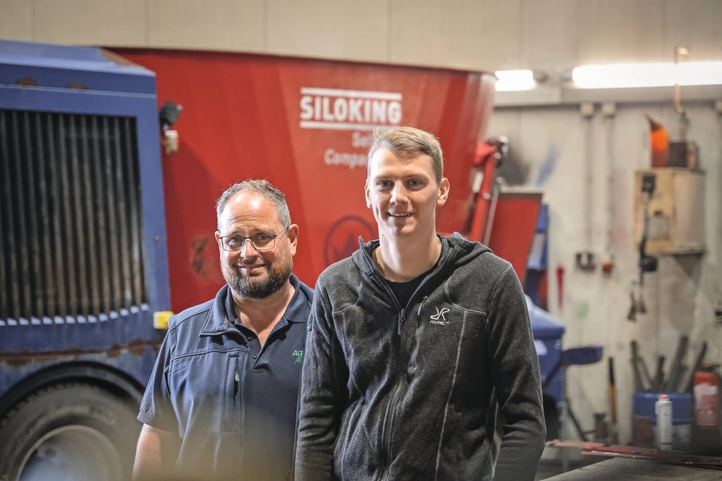 Voormalig eigenaar Markus Sumpelmann (links) en chef werkplaats Jonas Haddick van Technik Center Alpen in Raesfeld (D.).