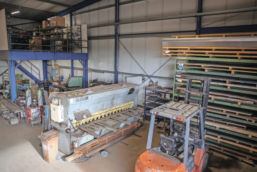 Met een kantbank, een grote platensnijder én een magazijn vol staalplaten is de revisiewerkplaats volledig ingericht op het reviseren van de voermengwagens.