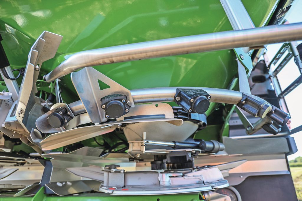 Amazone levert al enkele jaren deze set sensoren die de werprichting meten. Twee extra sensoren achter op de hopper meten nu ook de werpafstand. Gecombineerd geeft dit een betrouwbare indruk van het strooibeeld.