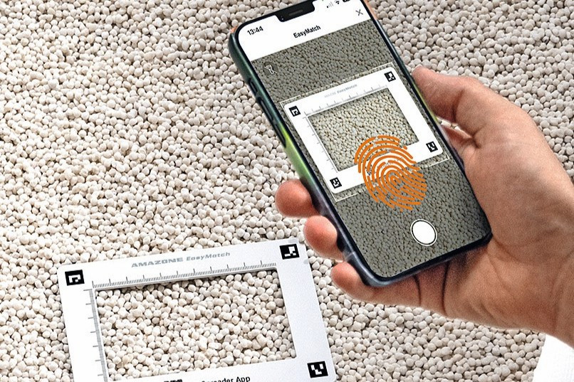 Losstaand van de nieuwe strooier introduceert Amazone een gratis app, die op basis van een foto met AI-techniek kunstmestsoorten kan herkennen. Voor de app EasyMatch heb je een rvs kader nodig als referentie.