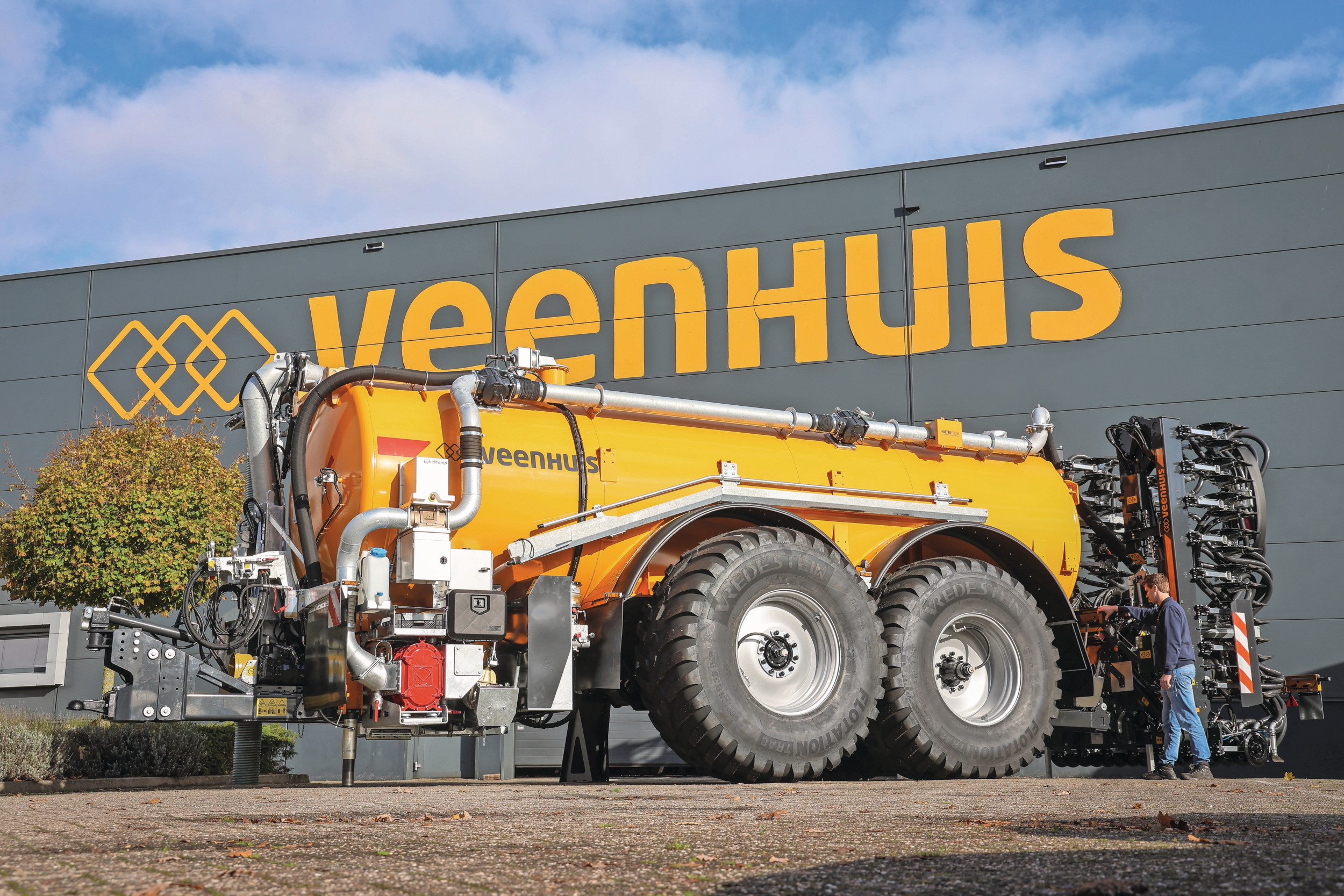 Veenhuis heeft een compleet nieuwe bemestertank ontwikkeld met weging en bemonstering; de Evora 22. De bouwwijze is een kruising tussen een zelfdragende integraaltank en eentje met chassis. Foto’s: Matthijs Verhagen