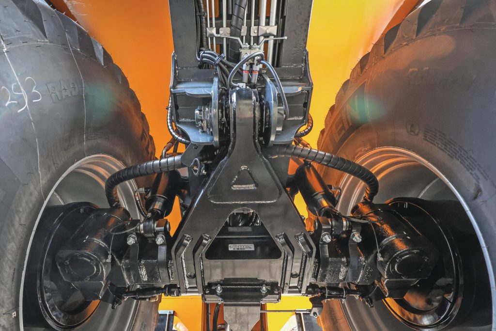 De 18-tons assen van ADR zijn met een triangelophanging en stabilisatiecilinders opgehangen aan het 50 centimeter brede chassis. Hierdoor blijft met 900-banden 15 graden wieluitslag mogelijk.