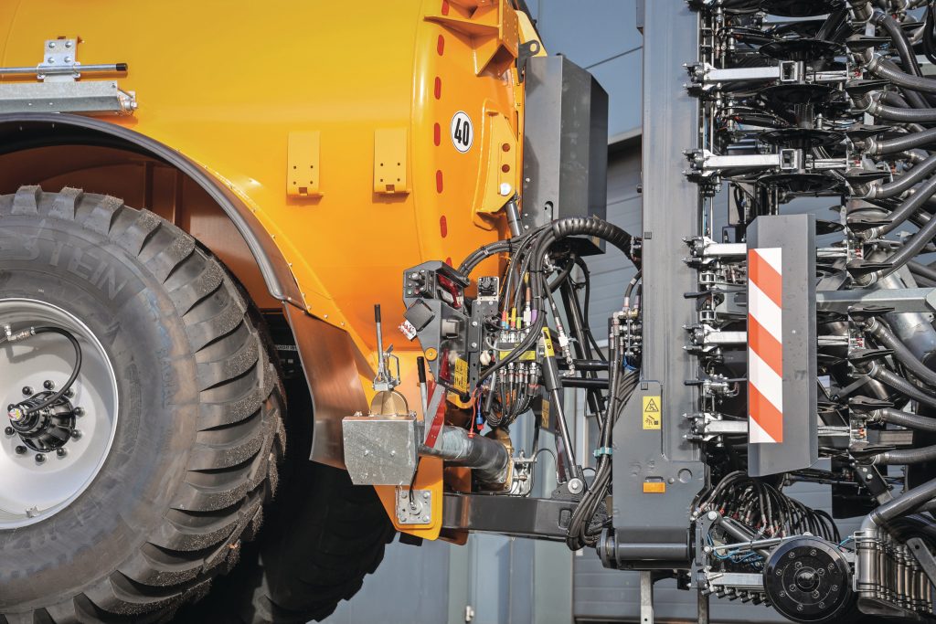 De hef tilt 9 ton en is aan de tank gemonteerd, zoals bij een integraaltank. De bemester hangt dus ook in de weegcellen die op het chassis tussen assen en tank zijn geplaatst. Detail: op iedere hoek van de tank zit een zuigpunt met bediening van de pomp.