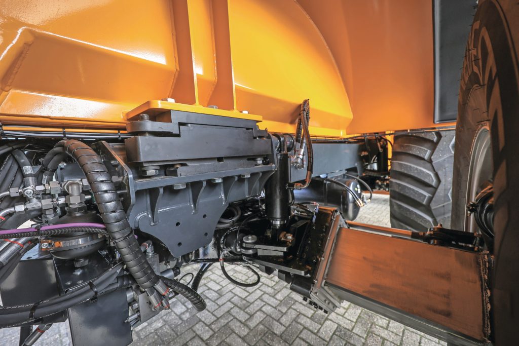 Een detail van het korte chassis midden onder de tank met een weegcel. Rechts de schuifas met 50 centimeter slag en aan het uiteinde een nieuwe, compacte wielmotor van BlackBruin.