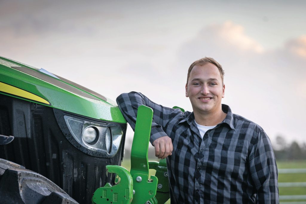 Mark Reuten (27), loonwerker in Montfoort (U.): “Iedereen verklaart me voor gek, maar de 6120 M kan de grootpakpers prima aan. Dat gaat fantastisch.” Foto: Bob Karsten