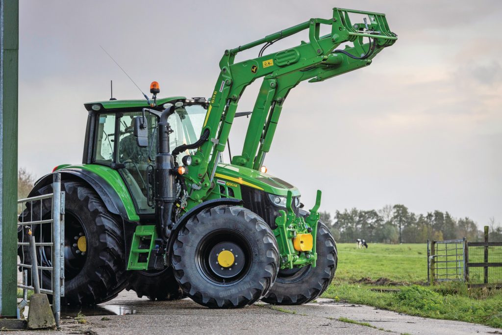 Reuten gebruikt de 6120 M vooral tijdens de ruwvoederwinning. De trekker staat dan voor een New Holland BB9070-grootpakpers. Verder doet-ie balentransport, en staat hij voor een dieplader.