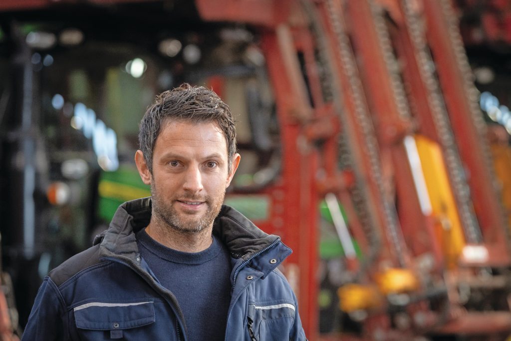 Jaan Sneekes (38), loonwerker in Breezand (N.-H.): “We zien de John Deere 6120 M als opvolger van de 6430. Daarvan hebben we er meerdere, die zijn altijd heel goed bevallen.”