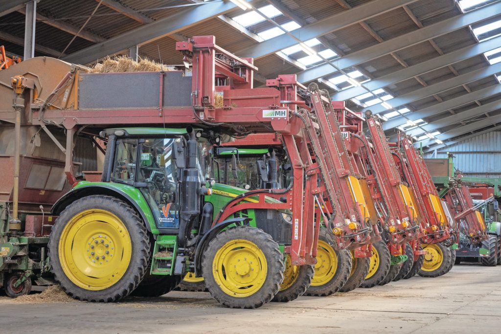 Loonbedrijf Vermaire in Breezand gebruikt de drie 6120 M’s vooral voor het strodekken, en voor het rooien van bloembollen als tulpen, narcissen, zantedeschia’s en lelies.