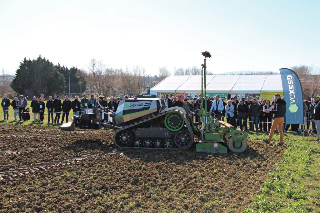 Een praktijkdemo van de AgXeed Agbot in 2025. Boeren en loonwerkers kunnen het komende jaar tijdens de Gofar Tour 2026 in de praktijk kennismaken met de nieuwste veldrobots en robottechnieken. Foto: René Koerhuis