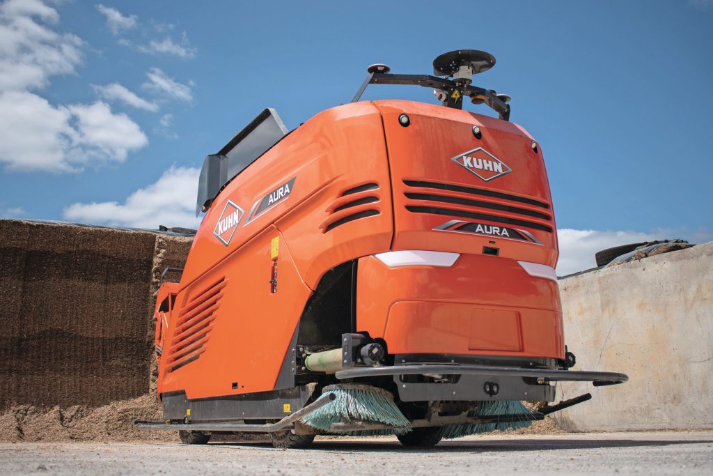 Kuhn is een van de pioniers die zich op het kuil-naar-koeconcept heeft gestort. De eerste robot die naar Nederland komt, staat in 2026 gepland. Later volgen er gefaseerd meer. De fabrikant is bewust rustig met de opstart, zodat dealers de tijd hebben zich te specialiseren. Ook Euromilk haalt komend jaar de eerste autonome voerrobot naar Nederland. Die kan echter, in tegenstelling tot Kuhn, nog niet bij de kuil uitkuilen. Dat volgt naar verwachting later. Foto: Jacco van Erkelens