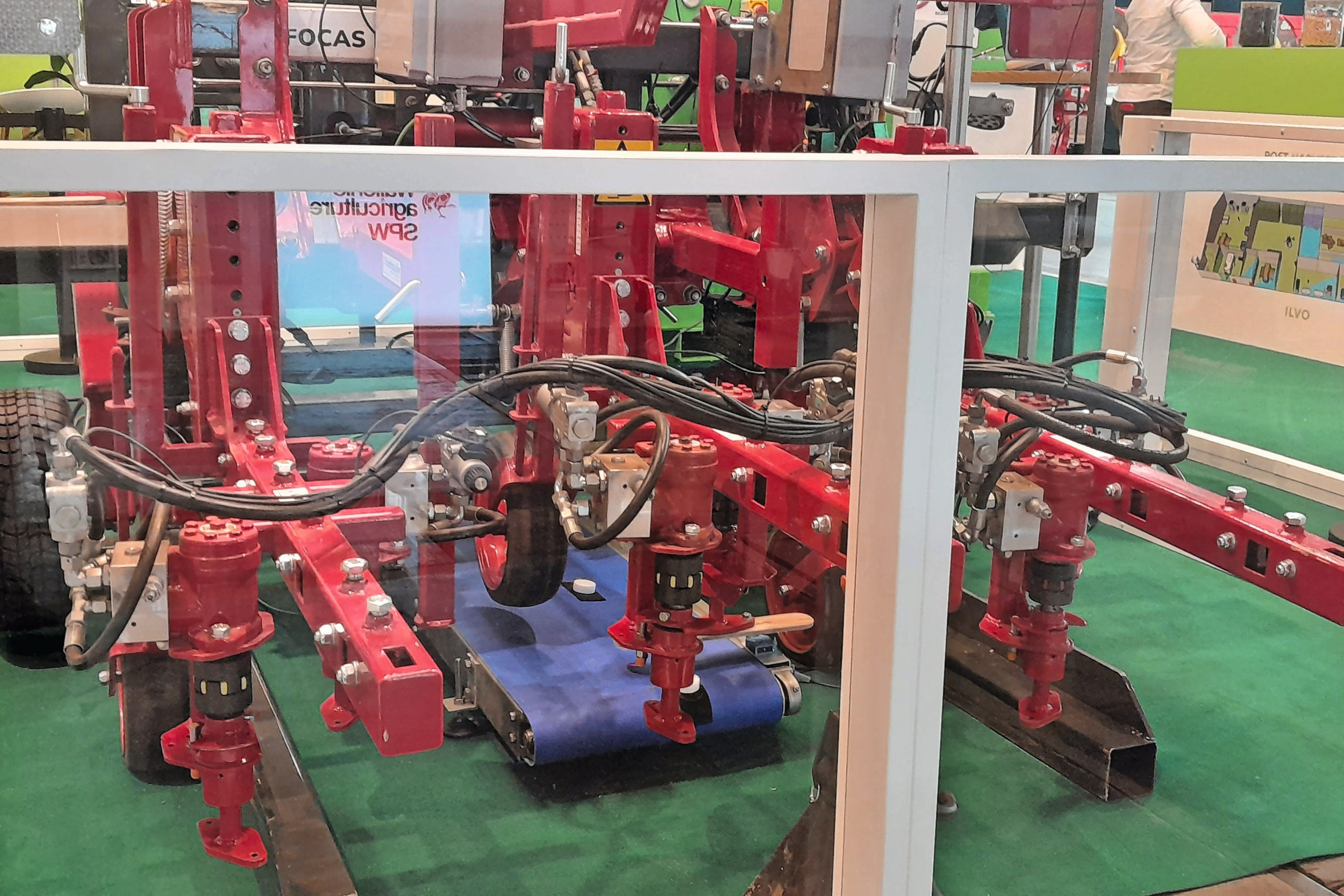 De Belgische machinefabrikant Vanhoucke Machine Engineering toont een prototype van zijn in-de-rij-schoffel op de Agribex in Brussel. De schoffel werkt met cameraherkenning en ronddraaiende messen. Foto's: Martin Smits