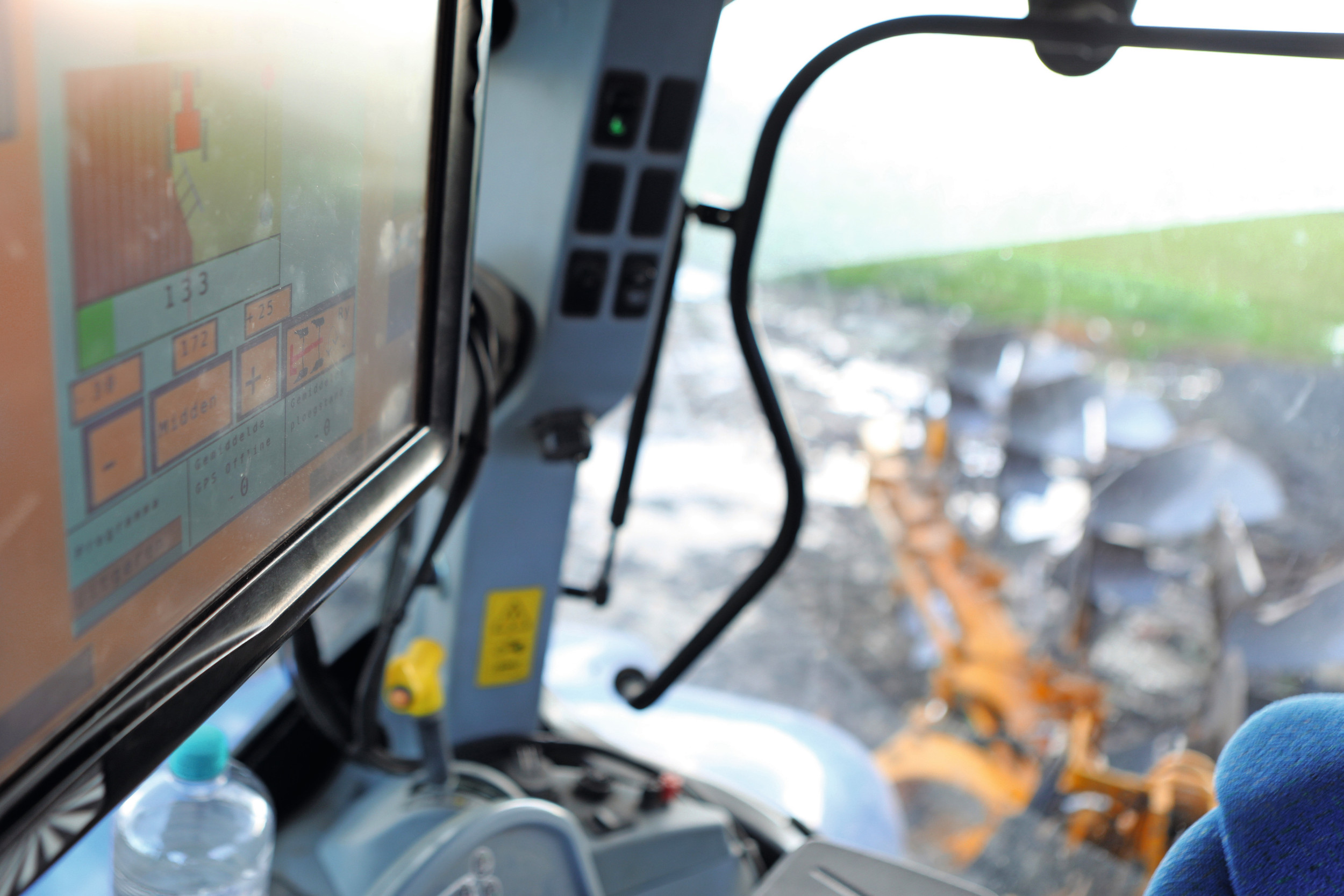 Diefstal van gps-systemen is een groeiend probleem. De jury van de de zogenoemde gps-challenge heeft loonwerker/boomkweker Dènis Christianen beloond voor zijn idee om een bewegingsmelder te installeren in een trekkercabine. Foto: Fotostudio Atelier 68