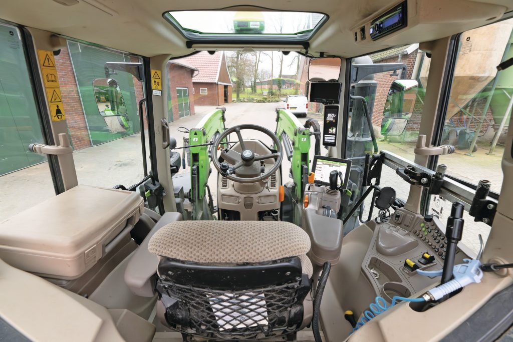 De cabine is geen ruimtewonder, maar de afwerking ervan is super en alle bedieningselementen zitten op de juiste plek. Eén keer was er een kabelbreuk in de compressor van de stoel, dat is onder garantie verholpen.