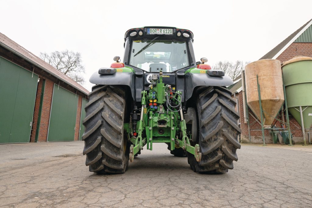Met behulp van T-stukken zijn drie ventielen van voor naar achteren gehaald. De hef tilt 4,3 ton, met optioneel grotere hefcilinders. Je kunt de hef krijgen als cat. 2 en cat. 3.