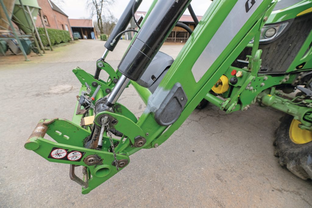 De voorlader wordt door verschillende trekkers gebruikt en brak ooit (bij 4.350 uur) bij het onderste draaipunt. Dat is onder coulance opgelost. Foto: Bob Karsten