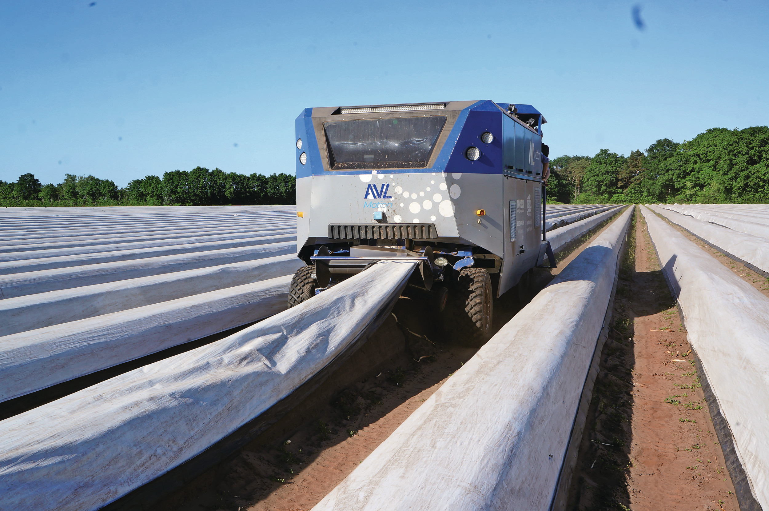 De asperge-oogstrobot AVL Compact S9000 van AVL Motion kan 24/7 in het veld werken. Vanaf pakweg 10 hectare is de machine volgens AVL Motion rendabel. Foto: Misset