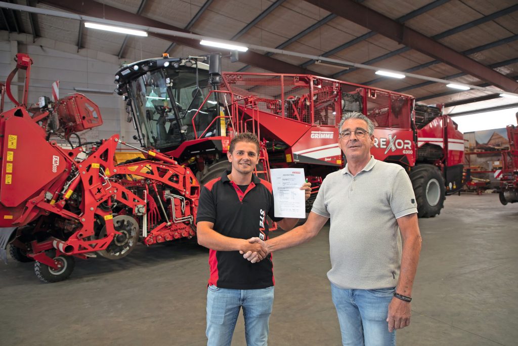 Loonwerker Alric Stevens (links) en Roelof Woering van LMB Otto Barkhuis. Het ondertekenen van een onderhoudscontract is geen vanzelfsprekendheid. Het is een keuze. Foto: Hans Banus