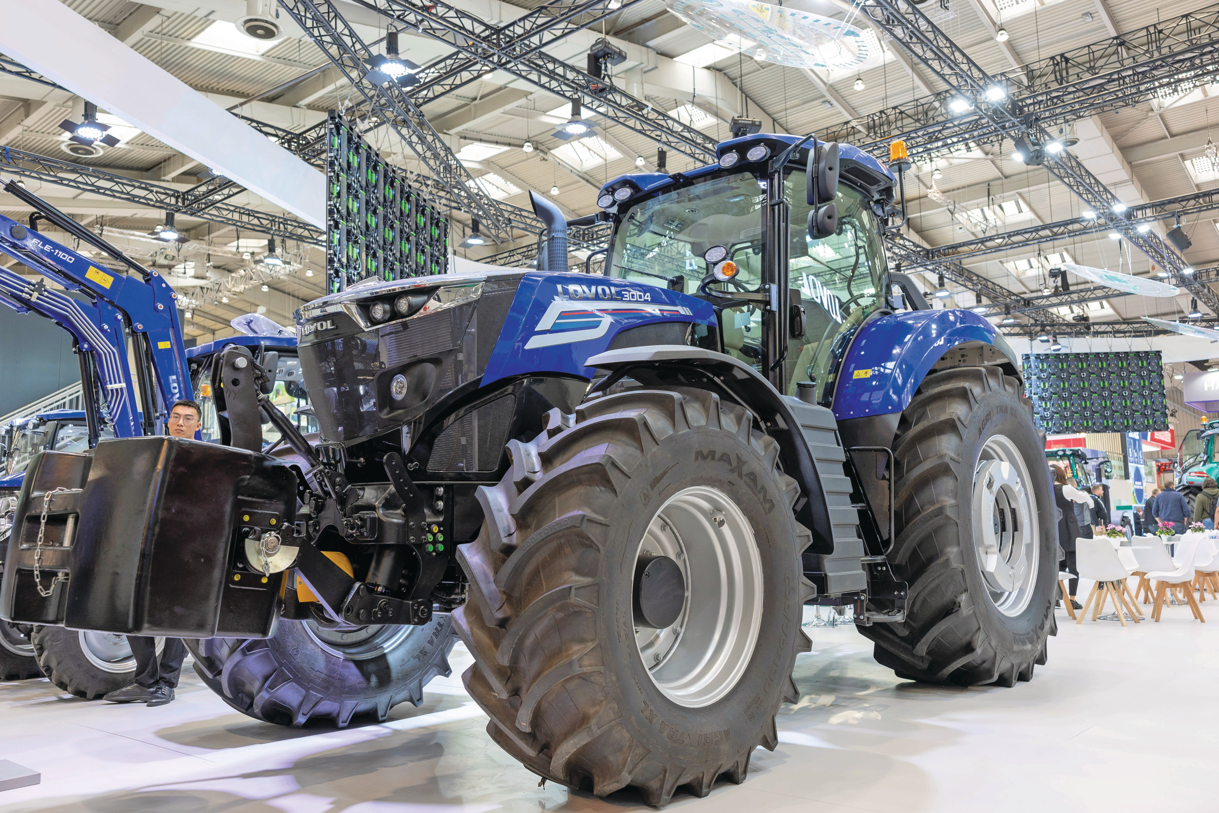 De nieuwe, grotere TN3004 van de Chinese trekkerfabrikant Lovol werd gepresenteerd tijdens de Agritechnica 2025. Heustractors uit Mijnsheerenland (Z.-H.) gaat de nieuwe 300 pk-trekkerserie importeren. De verwachting is dat de trekkers halverwege 2026 in Nederland verkrijgbaar zijn. Foto: Mark Pasveer