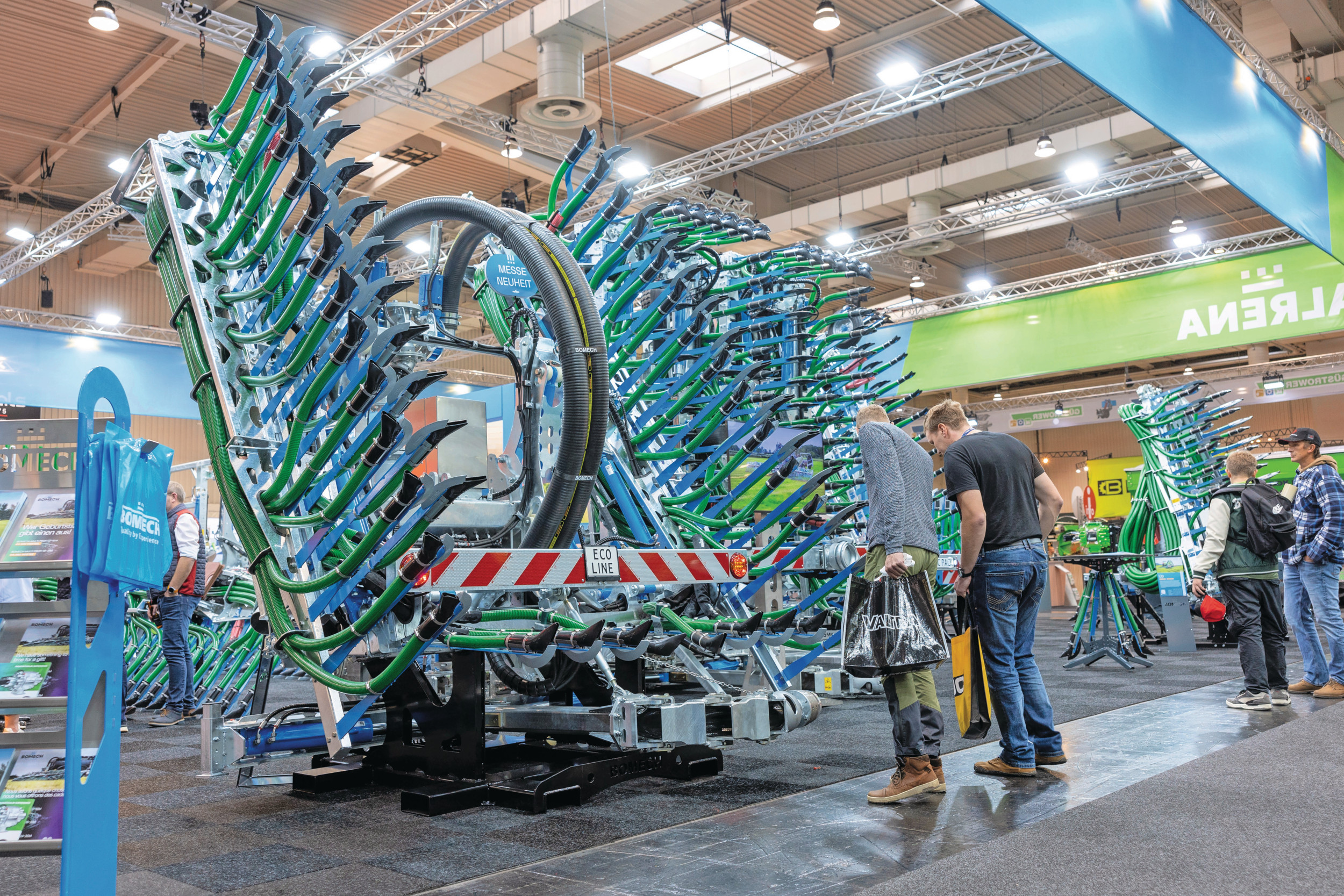 De nieuwe Bomech Ecoline-sleepslangbemester is leverbaar met werkbreedtes van 12 en 15 meter die respectievelijk 2.000 en 2.500 kilo wegen. Een hydraulische trekbuis met 170 graden draaibereik is optie. Foto's: Mark Pasveer