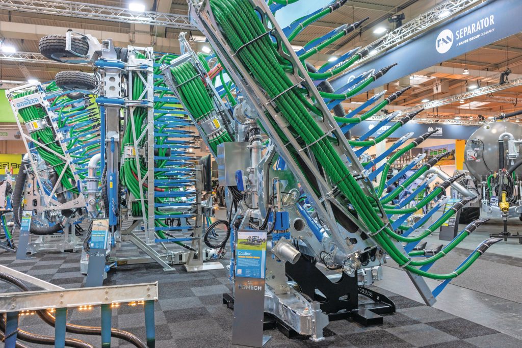 De Ecoline komt naast de bestaande Compact Super Profi (CSP)-sleepslangbemester, hier op de achtergrond. Die is meer op loonwerkers gericht. Foto: Mark Pasveer