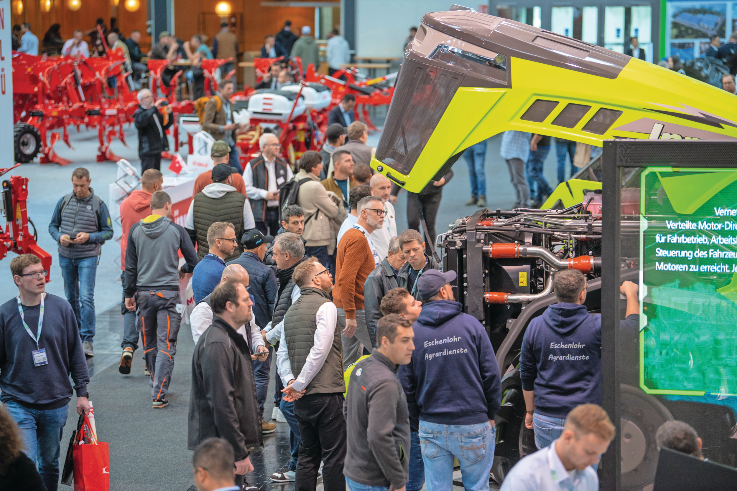 Tijdens vakbeurs Agritechnica 2025 pakten bekende, maar ook nieuwe Aziatische machinemerken flink uit. Naar aanleiding van de beurs ondervroeg het Duitse adviesbureau MHP 500 boeren in Duitsland naar hun investeringsplannen. Foto: Mark Pasveer