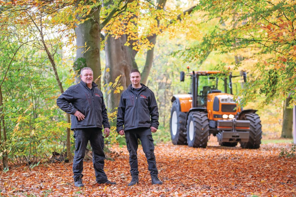 Wilco (59) en Thomas Bloemenkamp (25) kochten de Renault Atles 935 RZ nadat deze zo’n 11.000 uur werkte op het loonbedrijf van de broers van Wilco. Tegenwoordig gebruikt Thomas de Atles 935 RZ hoofdzakelijk voor de trekkertrek. Maar voor die tijd deed hij vooral dienst voor een Kurstjens-drieassige mesttank, dumper, Krone-opraapwagen en een kilverbak.