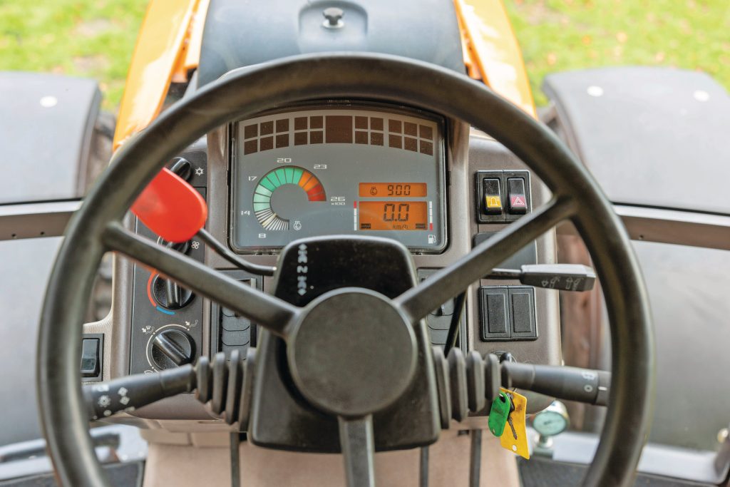 Links onder het stuur heb je een F/R-shuttle waarmee je een rijrichting kiest. Bijzonder: de tuimelschakelaar linksonder is een elektronische, automatische parkeerrem. Het stuur kun je kantelen voor een makkelijkere in- en uitstap.