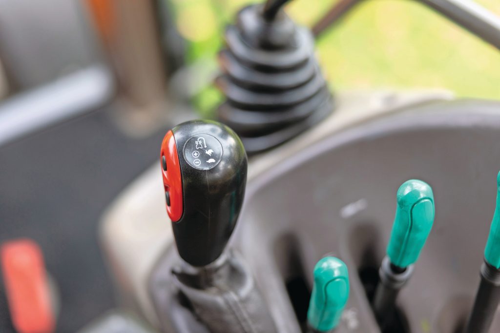 Het lijkt een traditionele schakelpook, maar in feite is dit de handgashendel met daarop drie elektrische knoppen waarmee je de powershift bedient. Twee knoppen zijn voor op- en afschakelen, en de derde is om de kopakkerversnelling te (de)activeren.