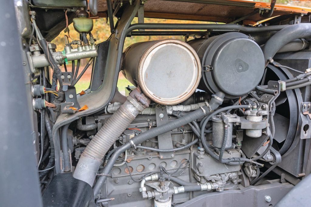 De zes cilinders van de 7,2 liter Deutz-motor hebben elk een eigen pompunit. Opmerkelijk: de imposante motorkap wordt vooral gevuld door luchtfilter, demper en radiateur. De motor zelf ligt relatief laag.