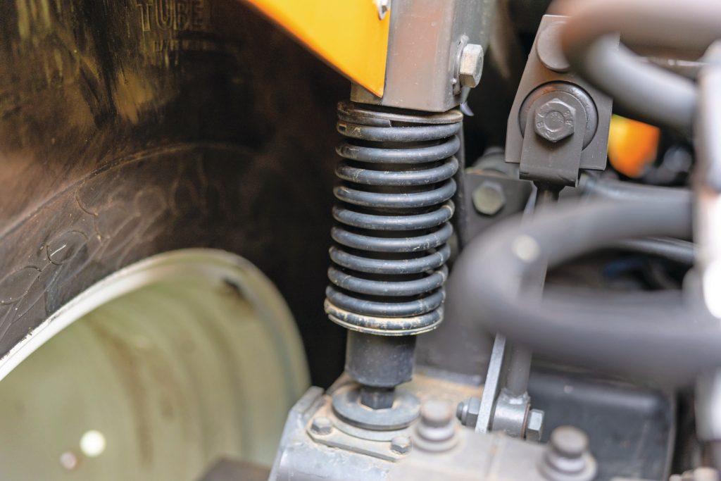 Typisch Renault: een vierpuntsgeveerde cabine. Renault noemt dat Hydrostable. Het rijcomfort is daarmee prima. Het compenseert het gemis van voorasvering. Temeer omdat 40 km/u de max is.