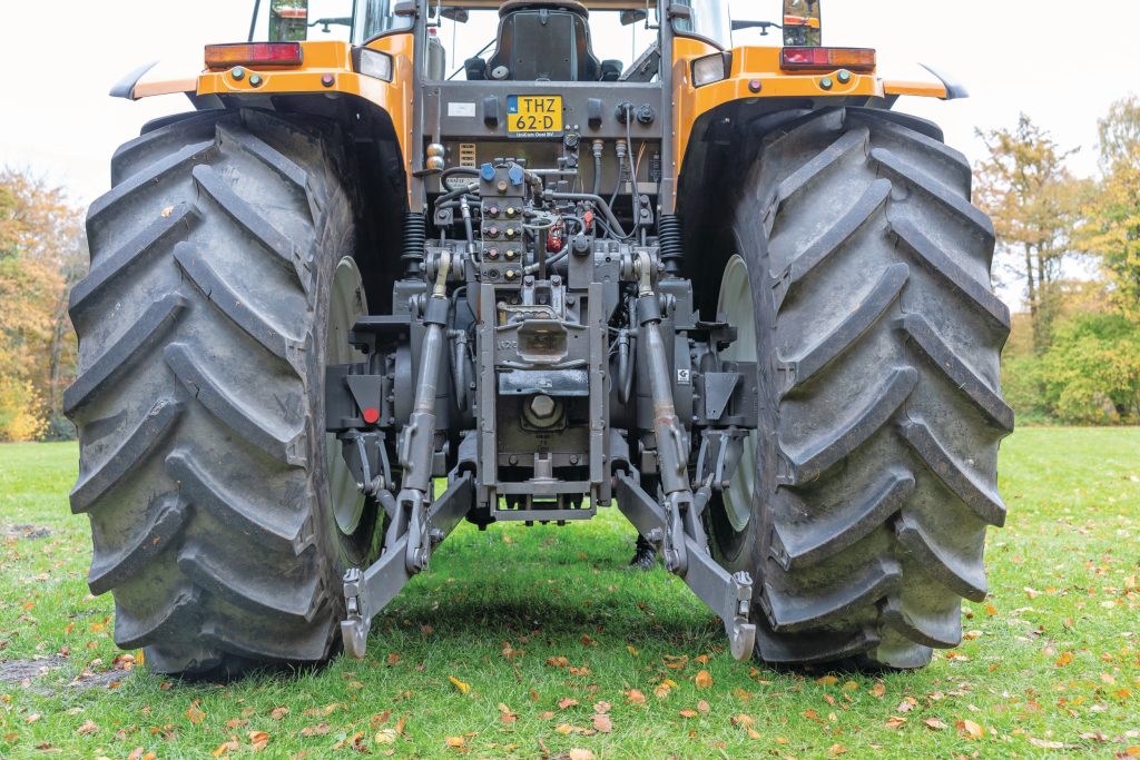 Renault was onderdeel van Gima, dus de Atles heeft logischerwijs een Gima-achterbrug. Er zit een dubbele planetaire reductie in de astrompetten. De hefinrichting tilt 12 ton. De hydrauliekaansluitingen hebben drukontlastende hendeltjes.