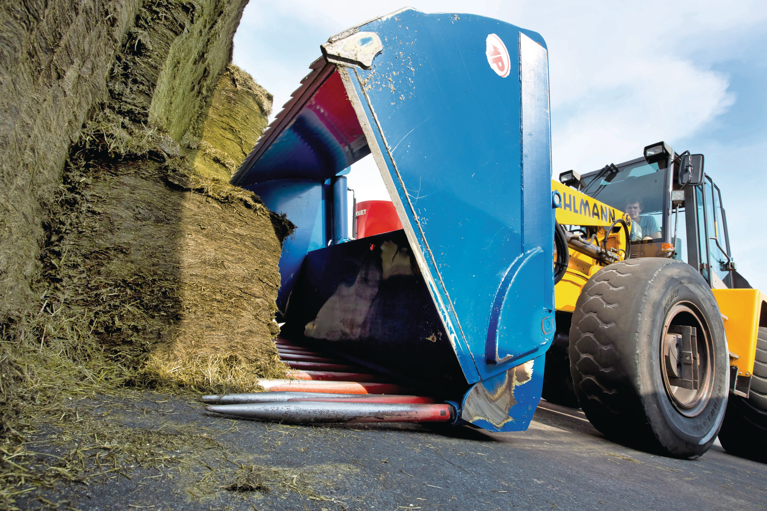 De 220 centimeter brede kuilhapper - op de foto de machine van fabrikant AP Machinebouw - is volgens verschillende fabrikanten de standaard in de Nederlandse markt. Afhankelijk van de fabrikant zijn deze blokkenbakken te krijgen met een tandenbodem of een dichte bodem. Foto: Ruud Ploeg