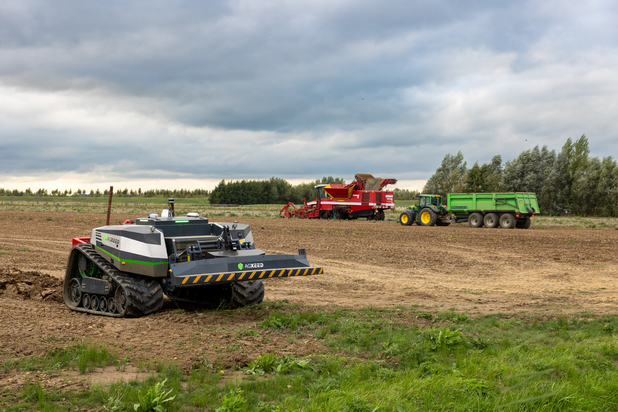 Aardappelen rooien op een perceel in Werkendam (N.-Br.); de AgXeed AgBot met diepwoeler rijdt achter de rooier aan. Global Organization for Agricultural Robotics (Gofar) wil telers en fabrikanten direct in contact brengen met de praktische toepassingen van zogenoemde agbots. Foto: Peter Roek