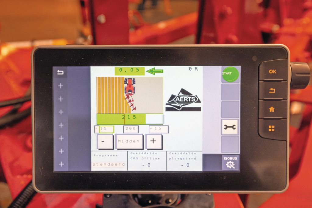 Track Control levert het scherm van het Isobus-gps-ploegsysteem. Het systeem kan automatisch uitgeren, uitwaaieren of standaard recht ploegen.