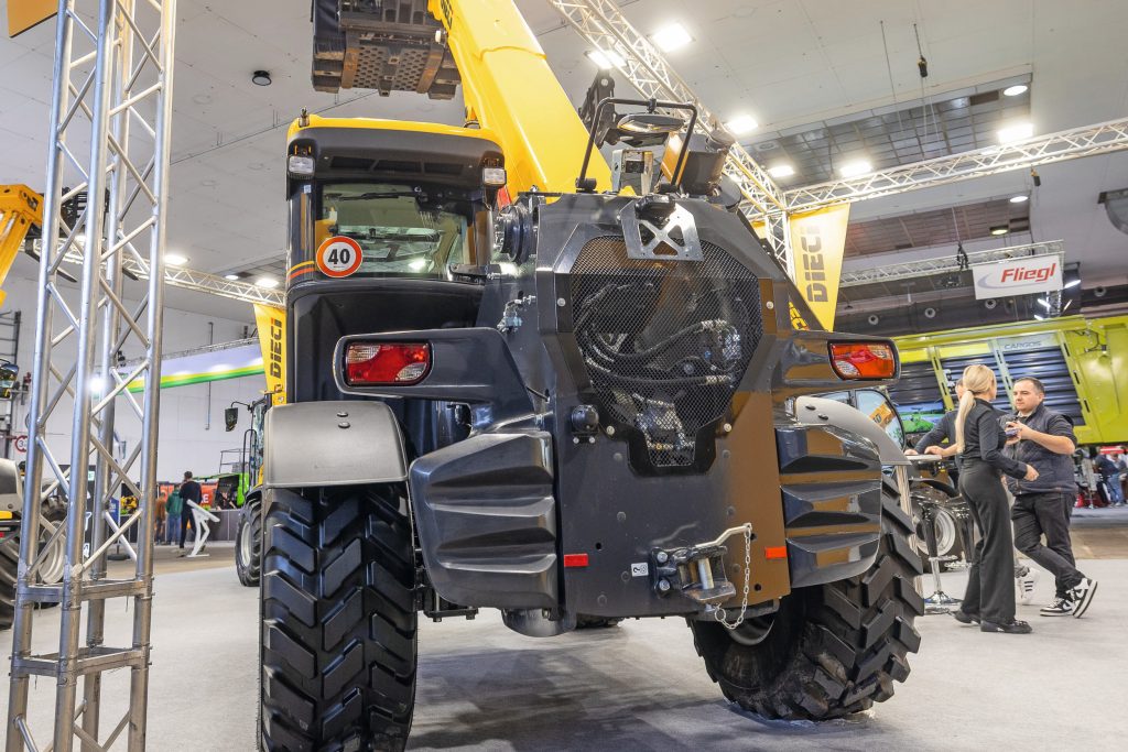 De nieuwe Dieci heeft een topsnelheid van 50 km/u. Bovendien kan verreiker 29 ton trekken, waardoor de machine ook voor het nodige transportwerk gebruikt kan worden.