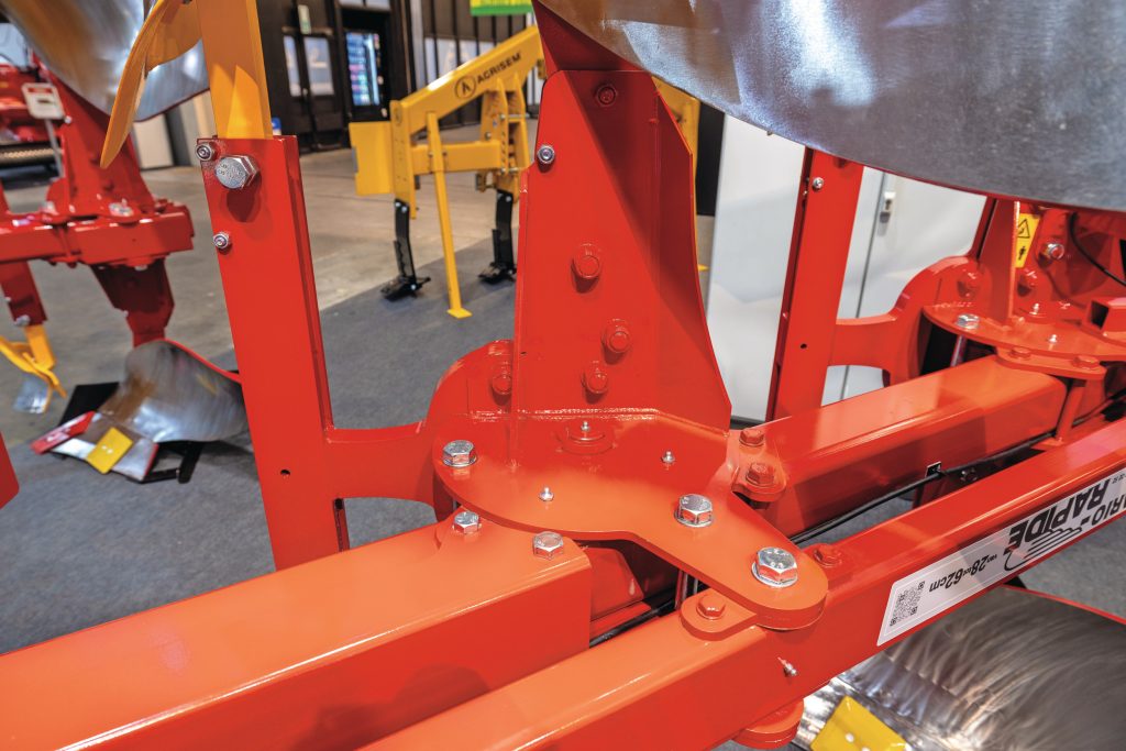 Bij de nieuwe generatie Aerts-ploegen zit het draaipunt van het vario-systeem naast de ploegbalk. Aan de balk wordt nu niet meer gelast. Als versterking van de balk zijn er extra verbindingen tussen de ploegelementen aangebracht met een uit plaat gezette constructie.