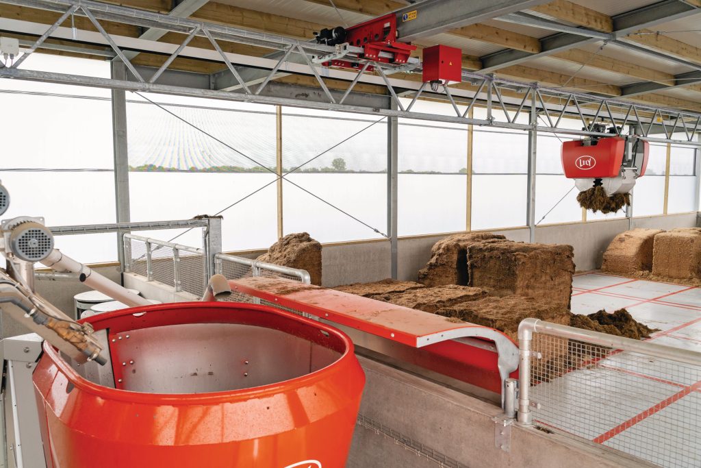 De voerkeuken zal voorlopig niet verdwijnen. Met name veiligheidseisen spelen een rol. Een voerkeuken is eenvoudiger af te schermen dan een compleet erf. Verdiep je overigens ook in het voeren van lasagnekuilen en vraag dit goed na bij de fabrikant. Vrijwel iedereen heeft hier een oplossing voor, maar laat je hierover goed informeren. Foto: Andrea van Schaijk