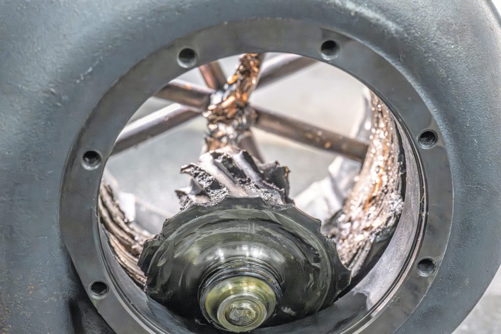 Serieuze turboschade: het uitlaatwiel is van de as gebroken en heeft los in het huis gedraaid. Het 'kruis' in de uitlaat voorkwam dat het onderdeel naar buiten vloog.