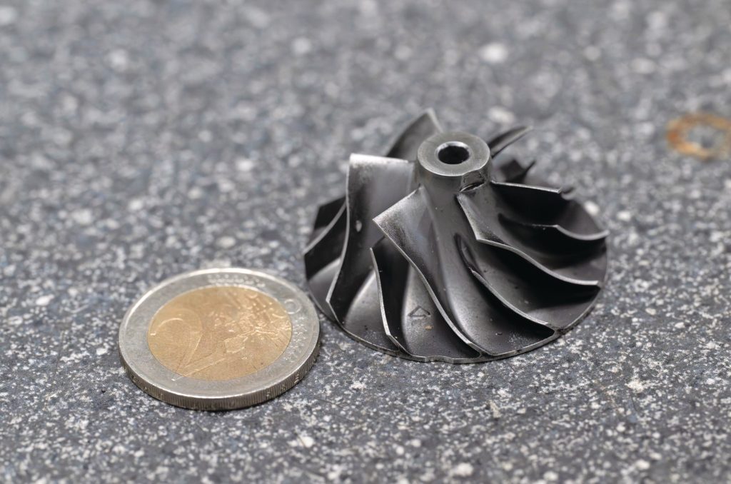 Dit kleine compressorwiel is nauwelijks groter dan een muntstuk van €2. De turbo waaruit dit komt stond op een Kubota-diesel. Foto: Michel Velderman