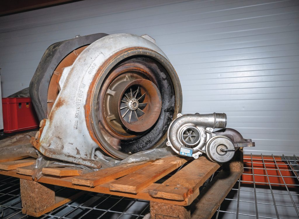 Turbo’s komen in alle soorten en maten. Hier eentje met het formaat europallet, afkomstig van een Jenbacher-scheepsdiesel. Ter vergelijking zie je ernaast een vrachtwagenturbo.