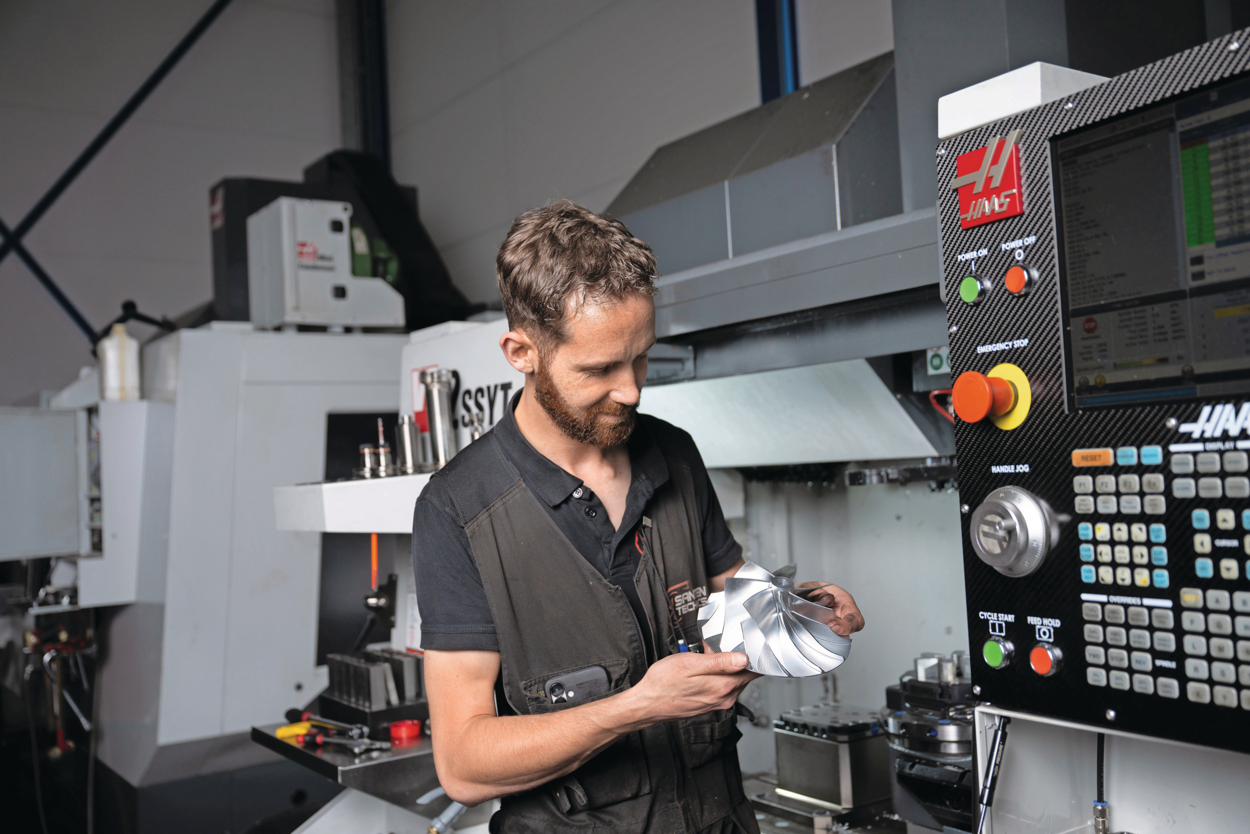 Mark Santen, eigenaar van Santen Technics in Vroomshoop (Ov.), toont een speciaal compressorwiel dat hij zojuist freesde op een van zijn CNC-freesbanken. Foto’s: Michel Velderman