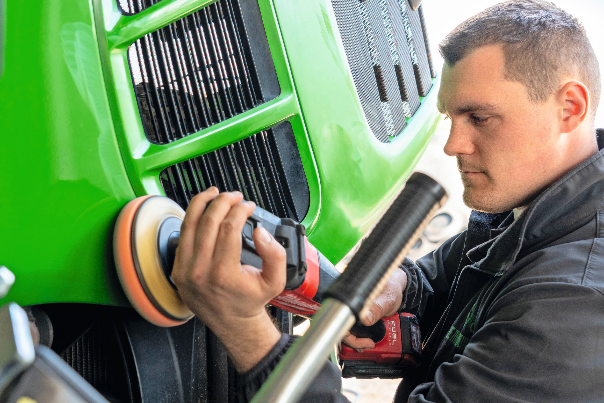 Wie zijn trekker pico bello wil tonen aan zijn klanten of de buren, kan na jaren dof geworden lak eens een opfrisbeurt geven. De Trekkerpoetser Mark Lukhver legt stapsgewijs uit hoe je dat aanpakt. Foto’s: Jan Willem Schouten