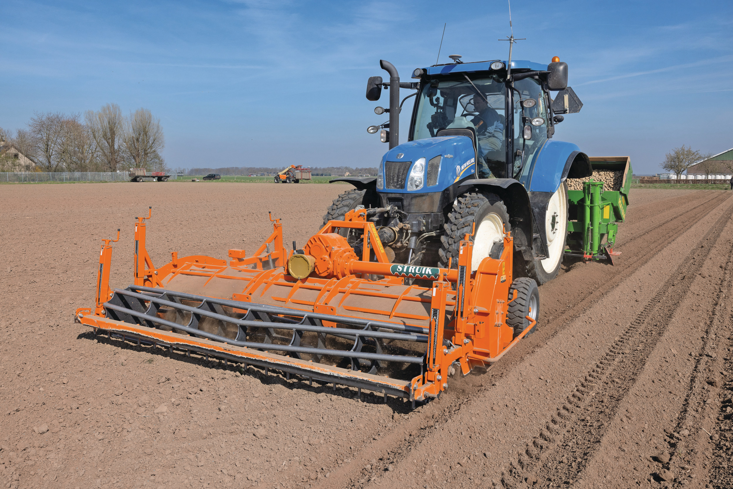 Het schoolvoorbeeld van het nut van RTK-correctie: vervolgbewerking zoals aardappels poten en nadien aanaarden. Herhaalbaarheid is een groot voordeel van RTK-gps. Positie A van vandaag is ook positie A van morgen, volgende maand en volgend jaar. Foto: Peter Roek