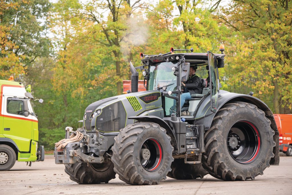 De trekkers zijn qua uiterlijk luxe uitgerust. Lichtjes in de grille, luchthoorns op het dak, en dat in combinatie met de stoere zwarte kleur.