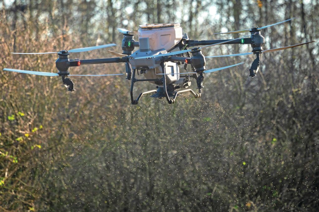 Drones vliegen in toenemende mate met RTK-correctie. Een wegvallend RTK-signaal kan stilstand betekenen, omdat de drone zijn patroon onvoldoende nauwkeurig kan afwerken. Hier bij winterrogge zaaien is dat minder van belang. Foto: Koos Groenewold